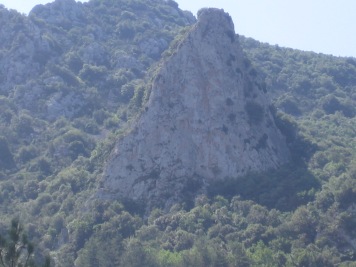 Copyright Gérard Vincenzo de Santis. Roko Forkado, rocher triangulaire situé sur la face nord du mont CARDOU.